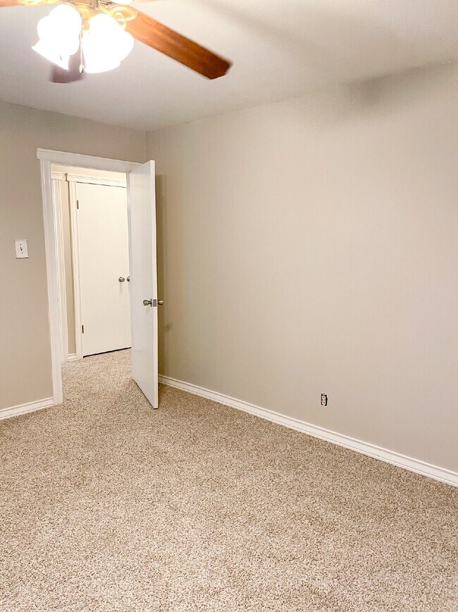 Building Photo - 3/2/2 with lots of updates!