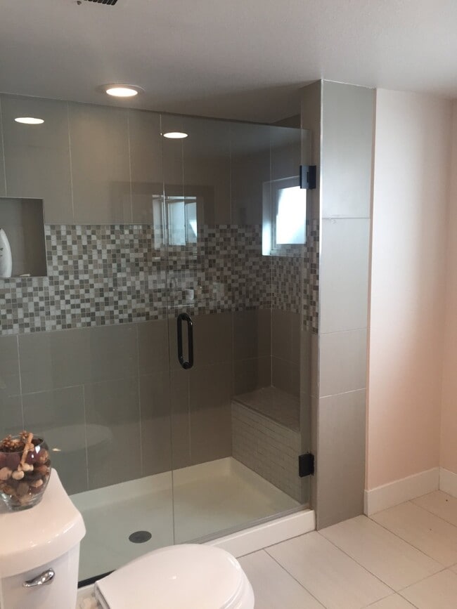 Building Photo - 3 bed/ 3 bath Home in Mayfair