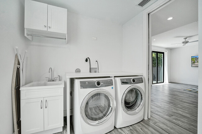 laundry room 1st floor Electrolux washer and dryer - 340 Balboa St