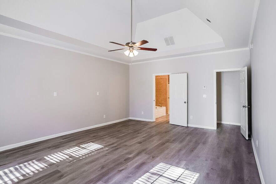 Building Photo - 5471 Saddle Creek