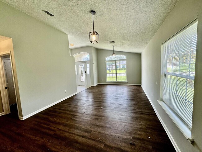 Building Photo - Spacious 4/2 Available for Rent.