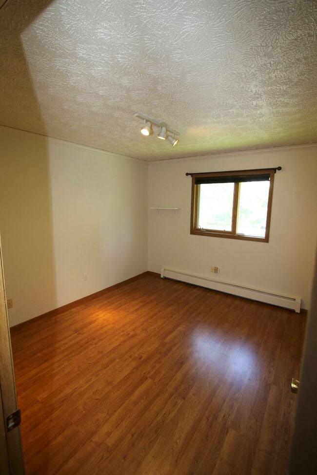 Building Photo - Lovely 3 Bedroom Home in Bayshore!