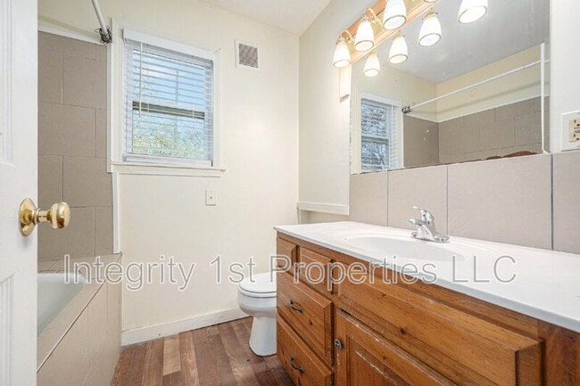 Building Photo - 618 N 11th St