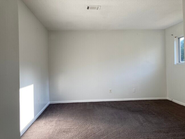 Master Bedroom - 2022 Oak Park Ln