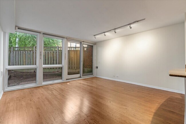 Building Photo - 2122 N Lincoln Ave