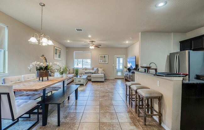 Building Photo - Westside area for Short or Long Term Rental (Completely Furnished) Beautiful 3 bed/2.5 baths plus...