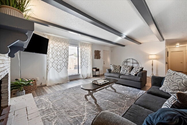 Building Photo - Fully Furnished Rental!!