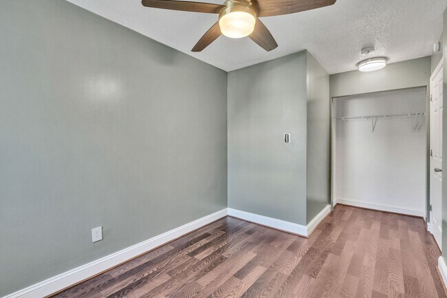 Building Photo - 2237 Farrington Ave