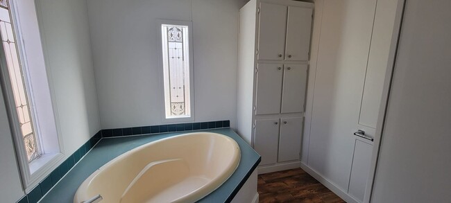 Building Photo - Ready to move in!