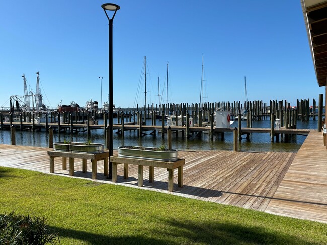 Building Photo - 1 Bedroom Condo with Boat Slip