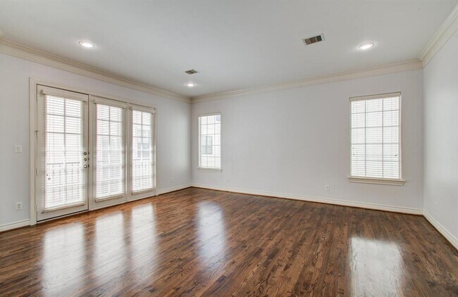 Building Photo - 1414 Sabine St
