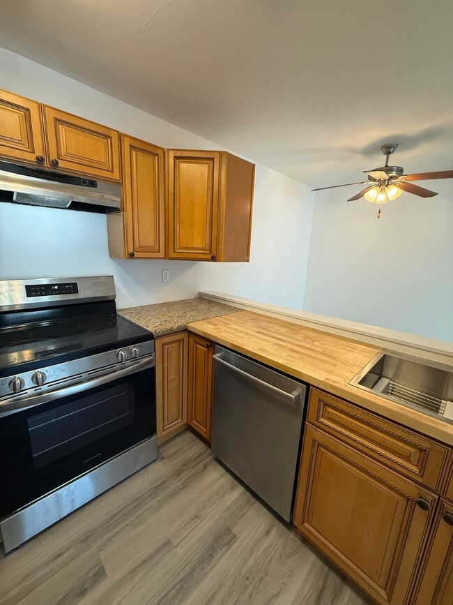 Building Photo - 208 Heather Croft