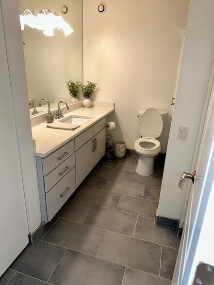 Building Photo - 30 E Huron St