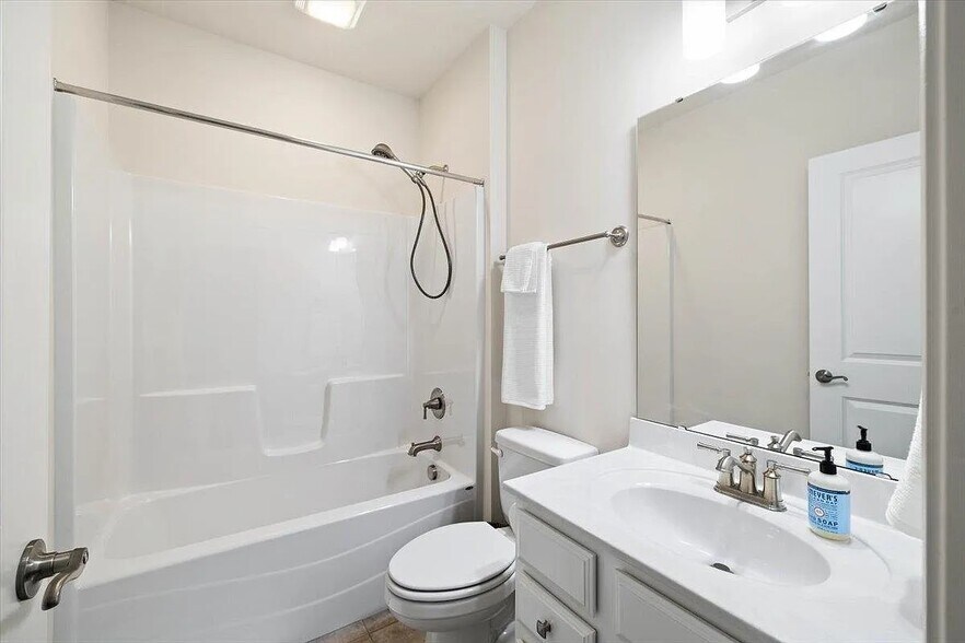 Building Photo - 840 Jefferson Cir