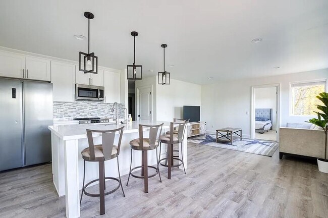 Building Photo - Beautiful Lower-Level Home in Bellevue