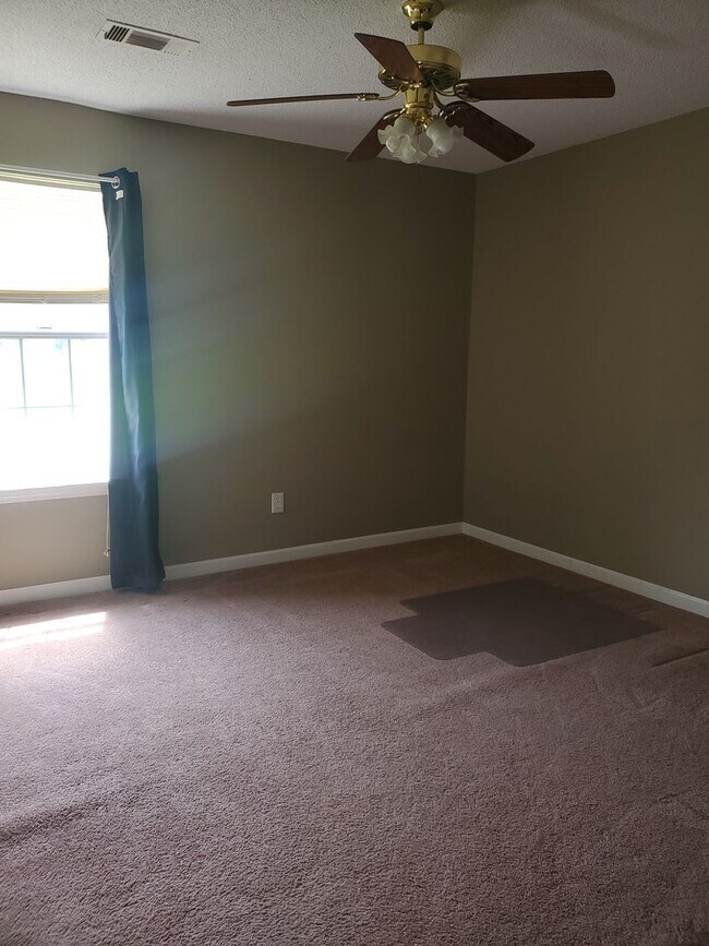 Building Photo - Spacious Country Living