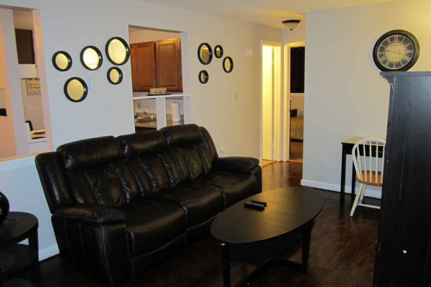 Living room - 4 N Hamilton St