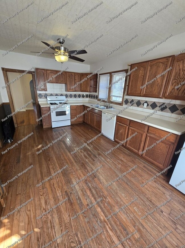 Building Photo - Freshly Painted 3 Bedroom