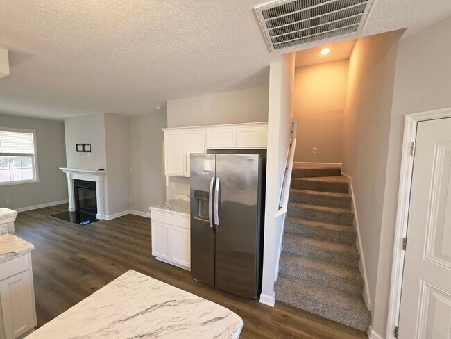 Building Photo - 4 Bedroom #3 Bath Towne Pointe