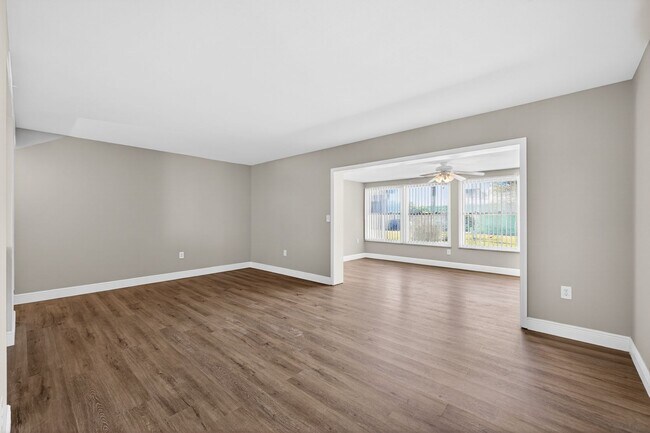 Building Photo - FULLY RENOVATED 2 BEDROOM WITH HUGE BONUS ROOM!