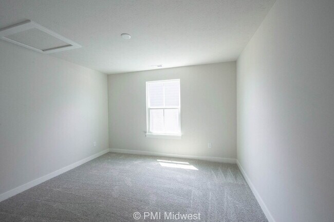 Building Photo - "Spacious 5-Bedroom Retreat with 2.5 Baths...