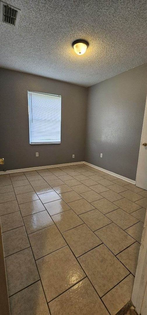 Building Photo - Three Bedroom Two Bath in the Combee Settl...