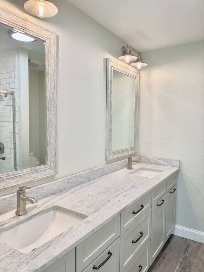 Building Photo - 2121 Oakstream Ave