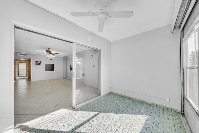 Building Photo - 1035 Country Club Dr
