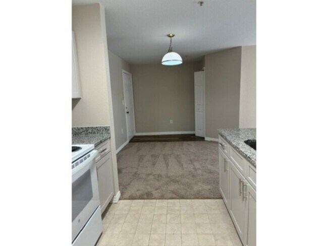 Building Photo - 2 bed 2 bath condo at CYPRESS FARIWAY