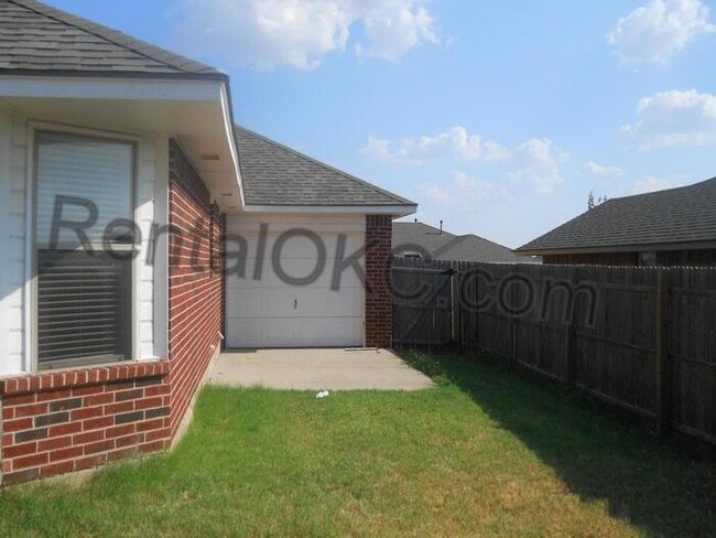 Building Photo - 3 Bed 2 Bath + Office in Moore School dist...