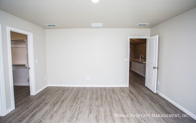 Building Photo - 2005 Kenwood Ave