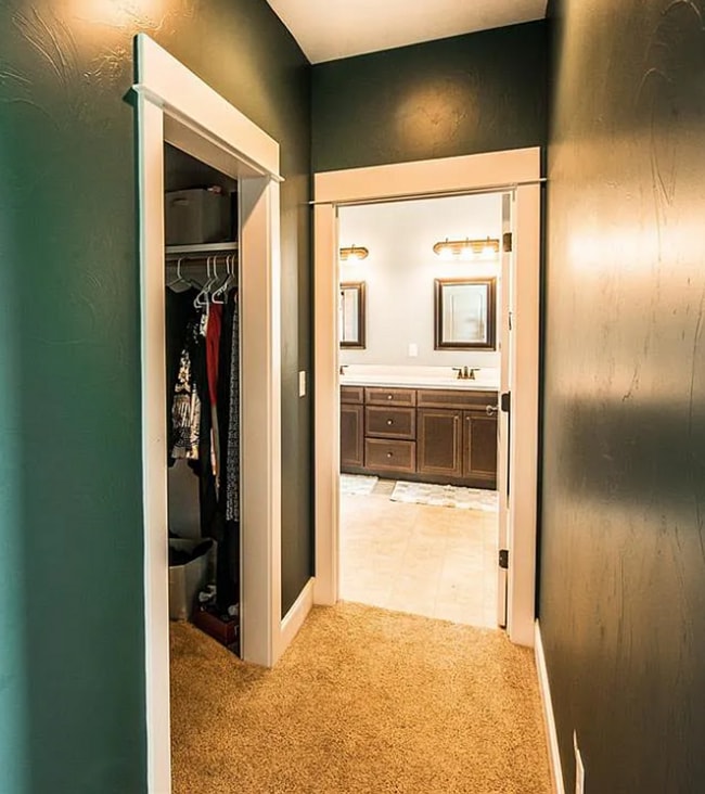 Building Photo - 4 Bedroom home located in upscale neighbor...
