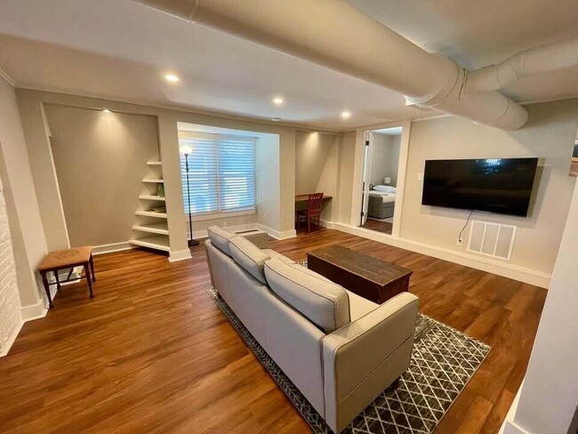 Building Photo - 160 1/2 W Mound St