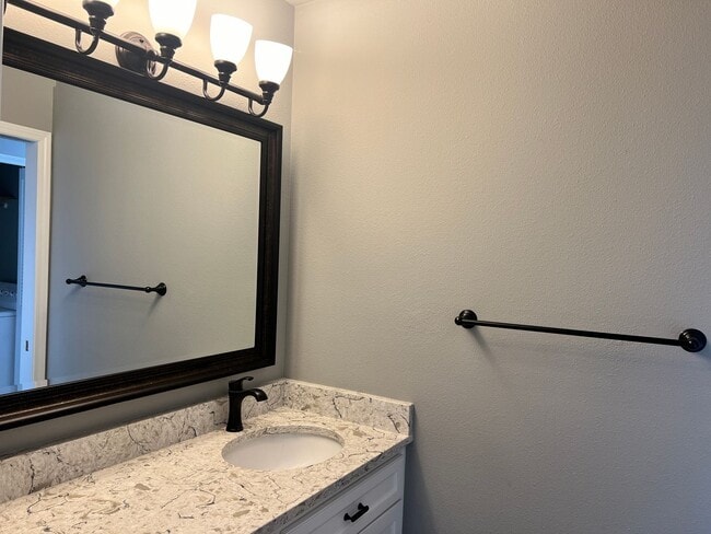 Building Photo - Amazing Attached Home in Lake Oswego is a Must See!