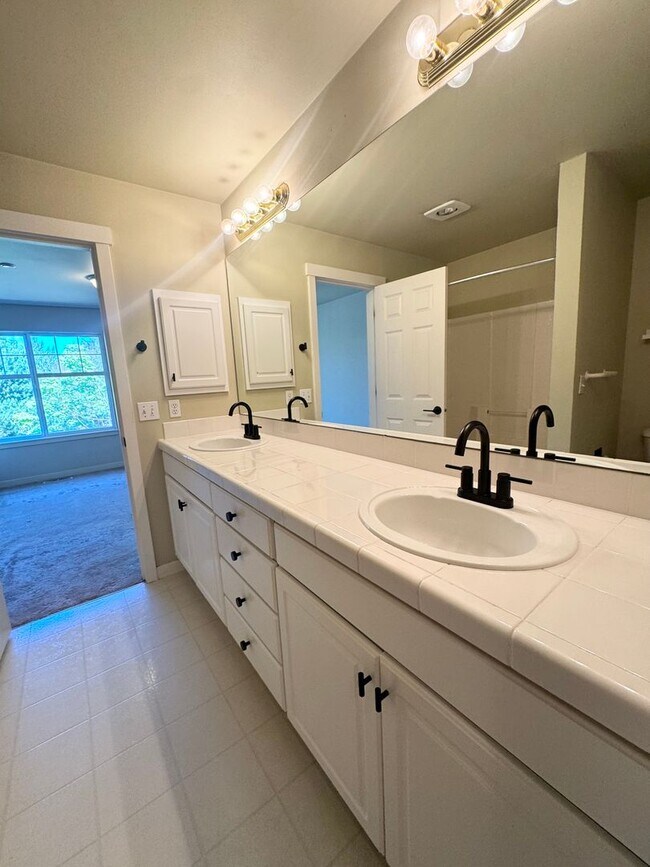 Building Photo - Spacious is Aqua Highlands one bedroom plu...