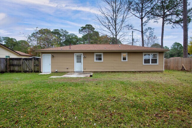 Building Photo - Charming 3 Bedroom Home in Pine Meadows – Prime Fort Walton Beach Location