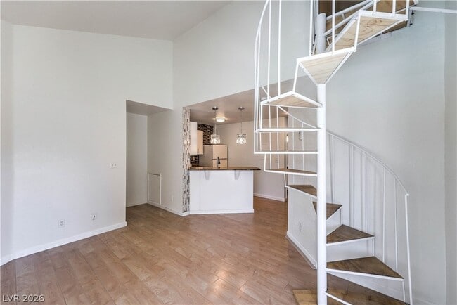 Building Photo - 460 Elm Dr