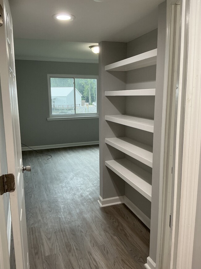 Building Photo - 1402 Tailrace Dr