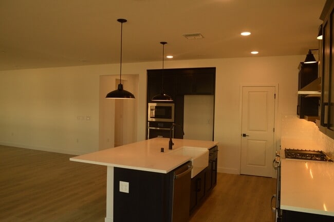 Building Photo - 477 Gold Coast Rd