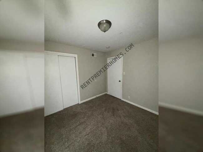 Building Photo - 1501 School Dr