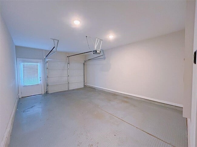 Building Photo - 2031 Ocean Dr NW