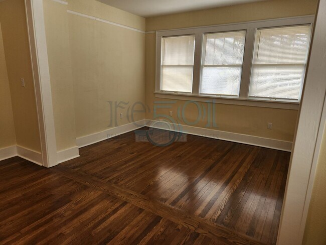 Building Photo - Newly Renovated Immaculate Apartment In Hillcrest!!!!! Just Blocks from UAMS!!