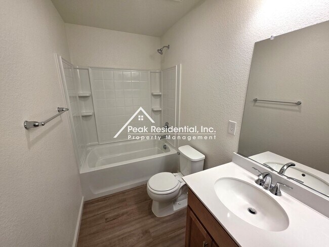 Building Photo - Only 2 years new. 3-bedrooms in Elk Grove