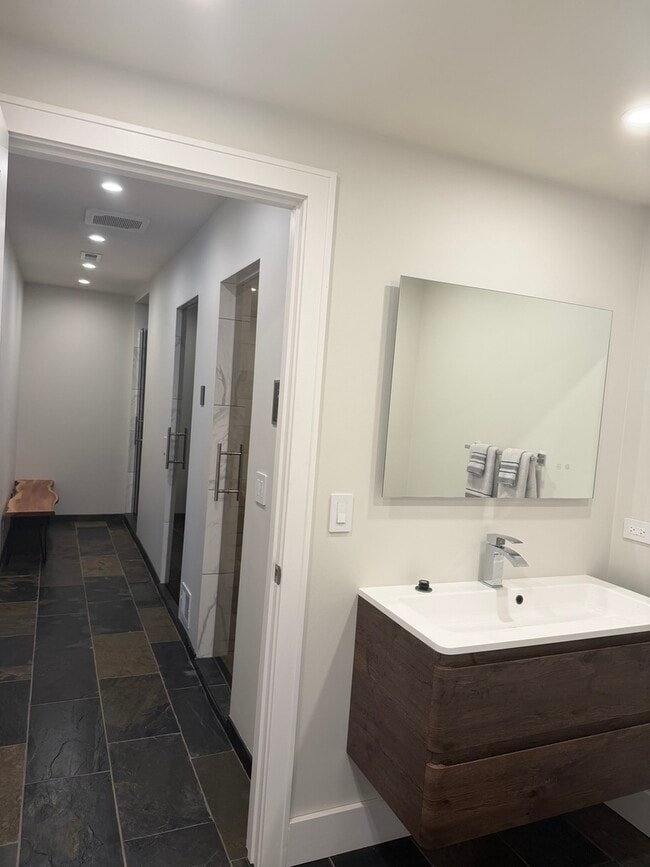 Building Photo - 525 Senon Dr