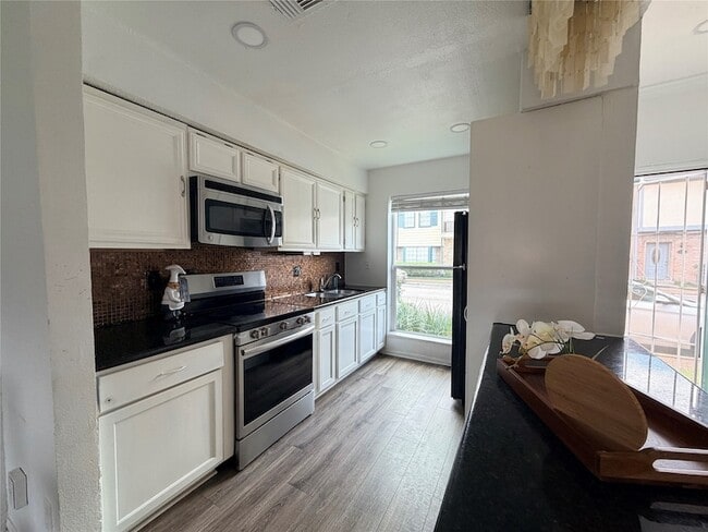 Building Photo - 7700 Creekbend Dr