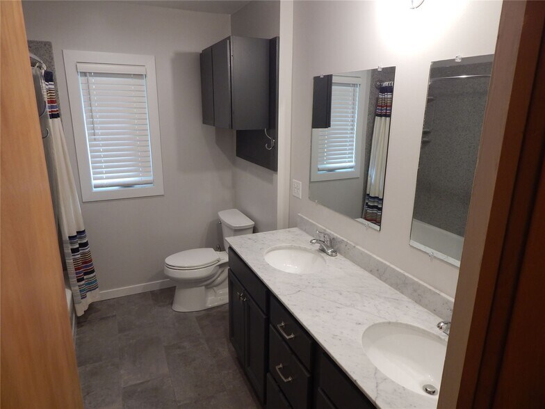 Upper level bathroom with full tub/shower - 825 N Dodge St