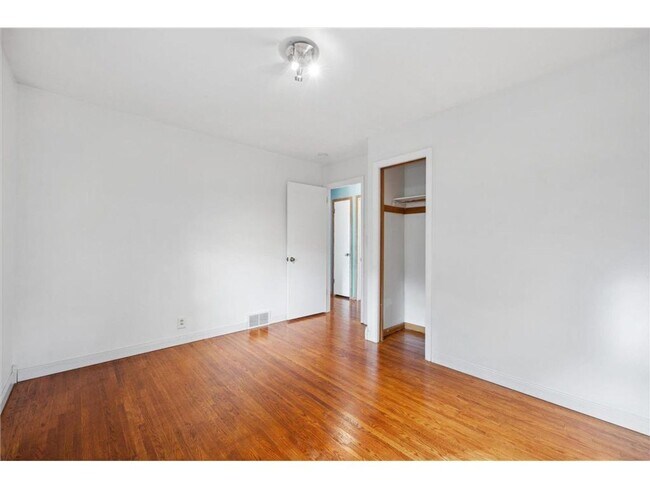 Building Photo - 4 Bed - 2 Bath Brooklyn Park Home with Lar...