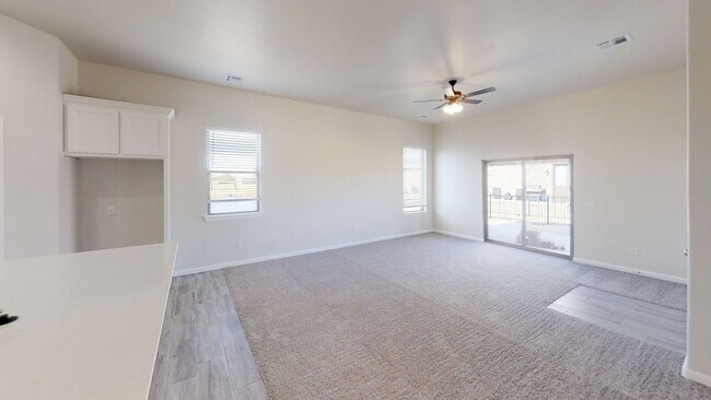 Building Photo - 3 bed 2 bath on West side Norman in gated ...