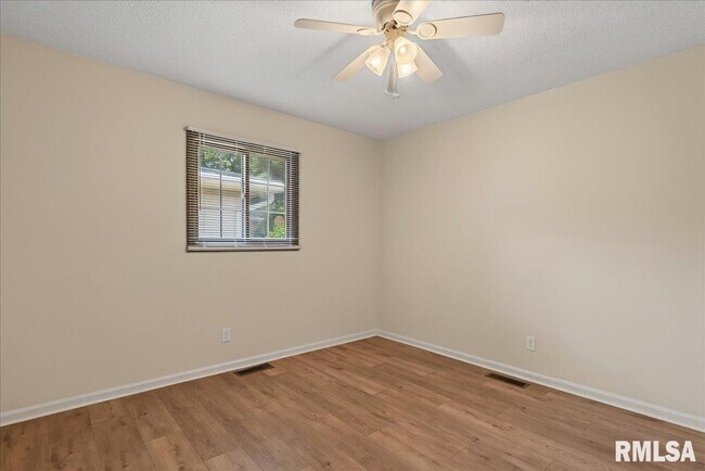 Building Photo - 8 Sundowner Ln