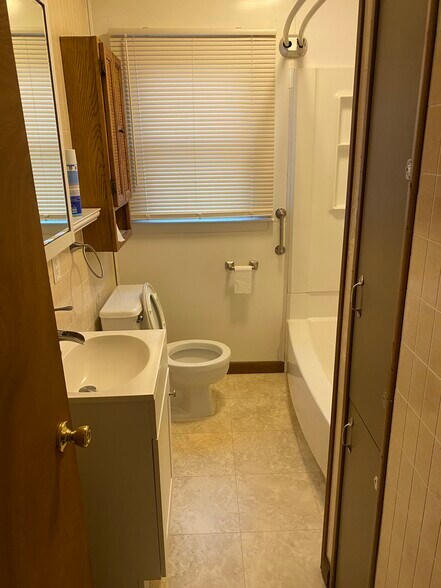 Building Photo - 41 E 2nd St